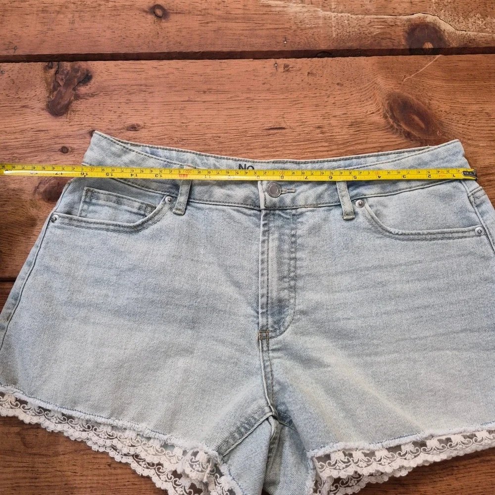 No Boundaries Light Wash Lace Trim Denim Jean Shorts Womens Size 10 Boho